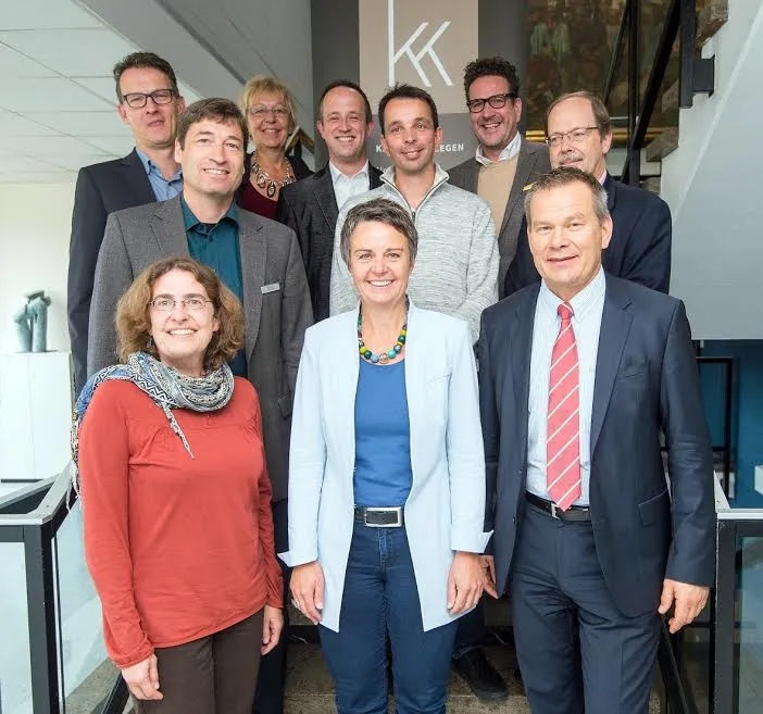 Landrätin Kirsten Fründt (vorne, Mitte) und Marburgs Oberbürgermeister Dr. Thomas Spies (vorne, rechts) haben die Schirmherrschaft für den 1. Designtag übernommen. Gemeinsam mit den Kreativkollegen stellten sie das Programm vor. Foto: Landkreis Marburg-Biedenkopf